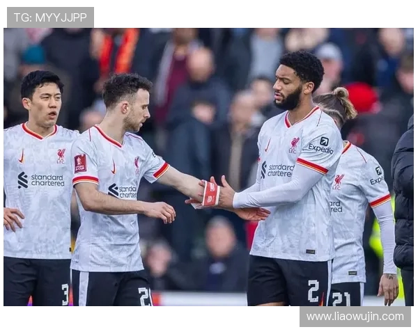 利物浦与狼队赛后家属欢聚一堂共享胜利喜悦与感动时刻